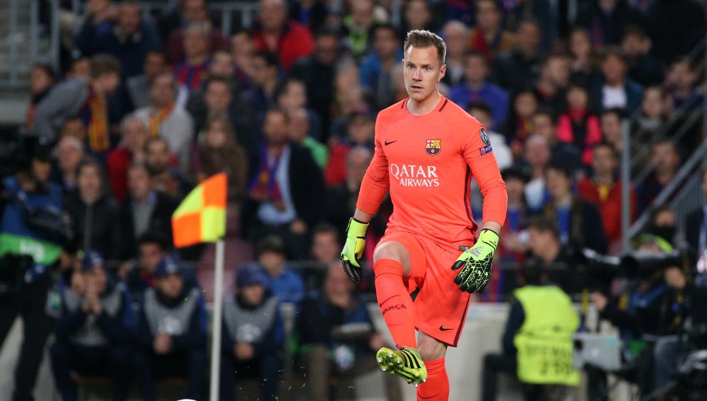 Ter Stegen da un pase en el duelo ante el PSG