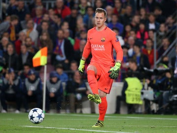 Ter Stegen da un pase en el duelo ante el PSG