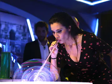 La bonita magia de Pilar Rubio creando pompas de jabón La bonita magia de Pilar Rubio creando pompas de jabón