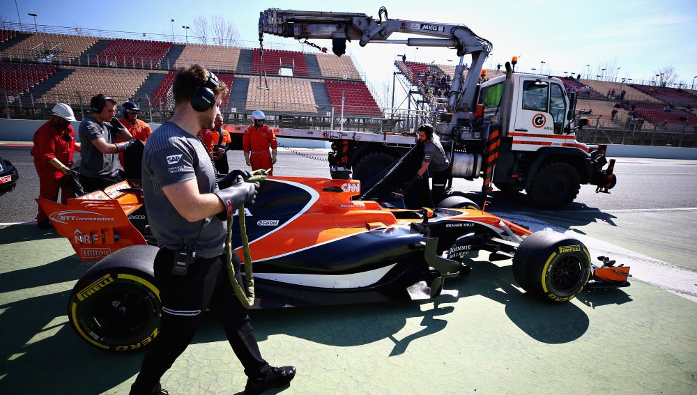 El McLaren Honda de Vandoorne, parado y junto a la grúa