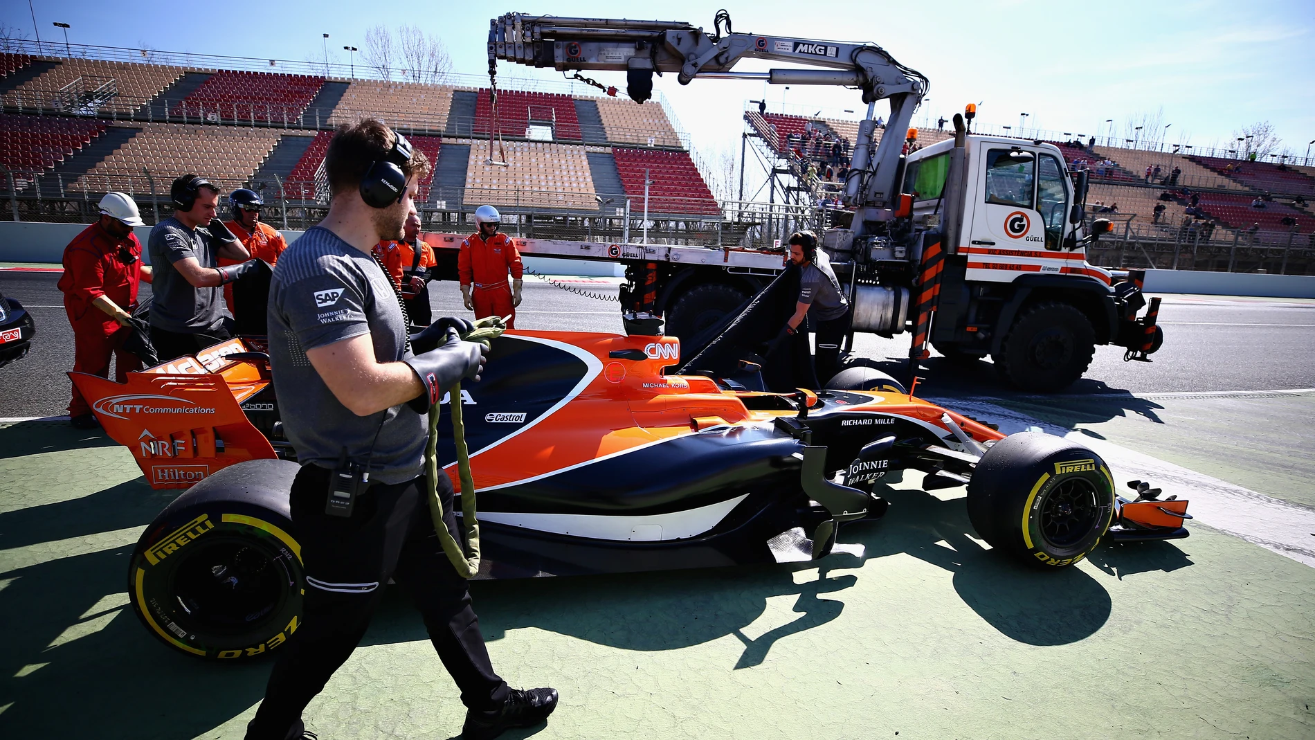 El McLaren Honda de Vandoorne, parado y junto a la grúa