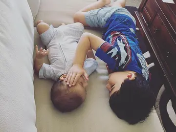 William acaricia a su hermano pequeño Thomas William acaricia a su hermano pequeño Thomas