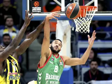 Adam Hanga trata de encestar ante Anthony Bennett Adam Hanga trata de encestar ante Anthony Bennett