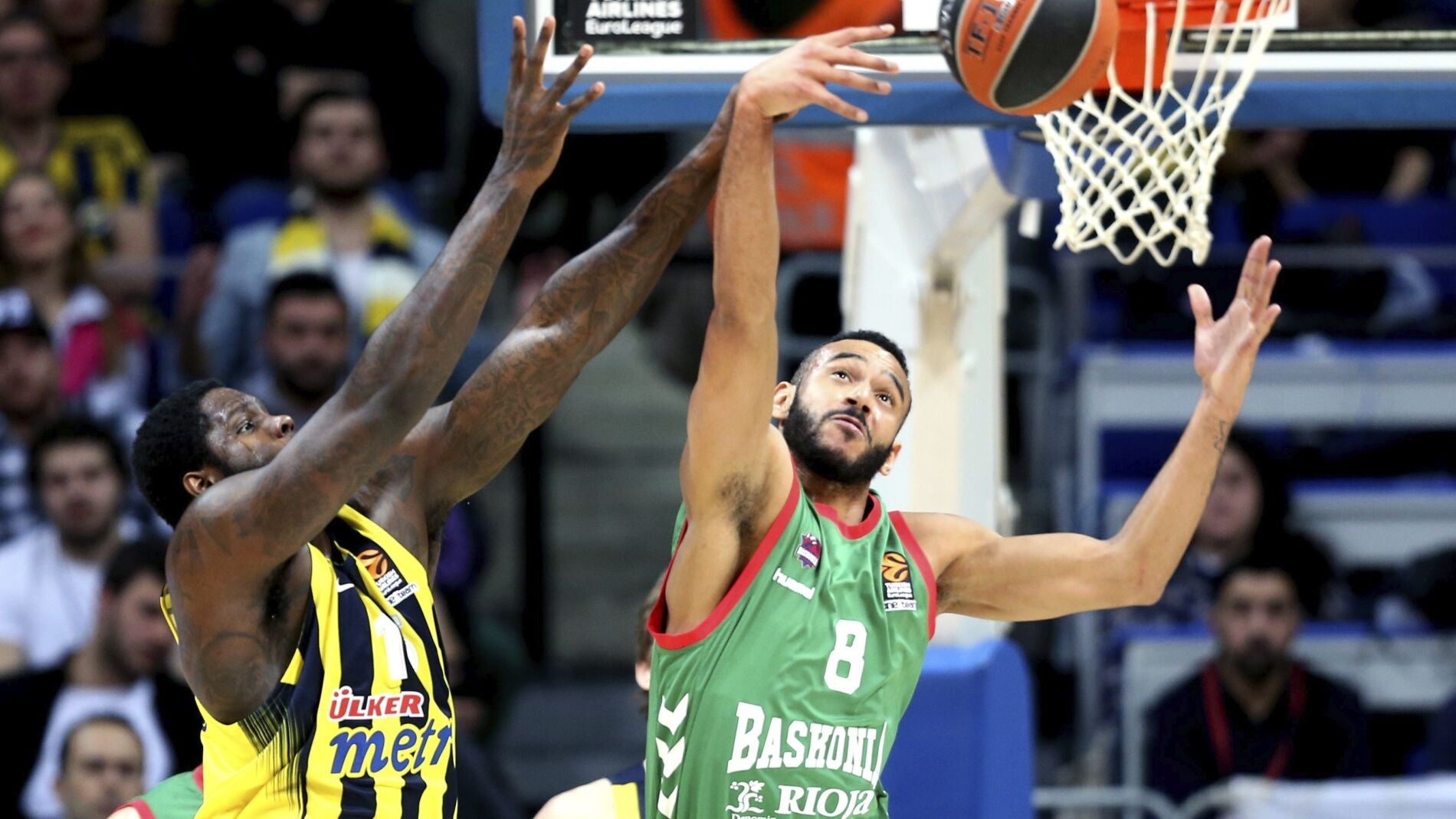  Adam Hanga trata de encestar ante Anthony Bennett