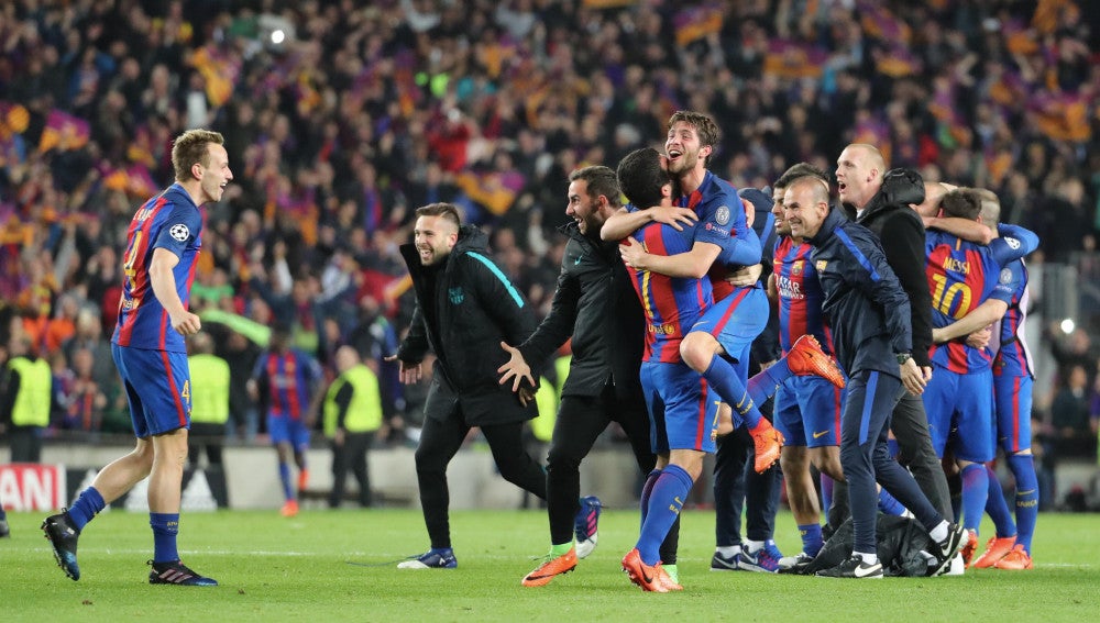 Los jugadores del Barcelona celebran el pase a cuartos ante el delirio del Camp Nou