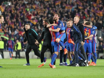 Los jugadores del Barcelona celebran el pase a cuartos ante el delirio del Camp Nou