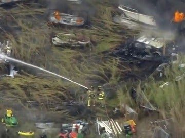 Frame 12.762183 de: Un incendio destruye un astillero en el sur de Miami
