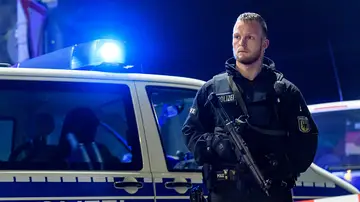 Un policía frente a la estación de tren de Dusseldorf Un policía frente a la estación de tren de Dusseldorf
