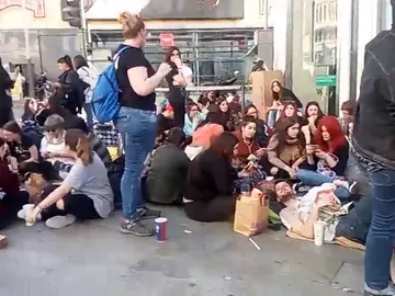 Frame 4.755566 de: Los fans de 'The Walking Dead' esperan a los actores de la serie en la Gran Vía Frame 4.755566 de: Los fans de 'The Walking Dead' esperan a los actores de la serie en la Gran Vía