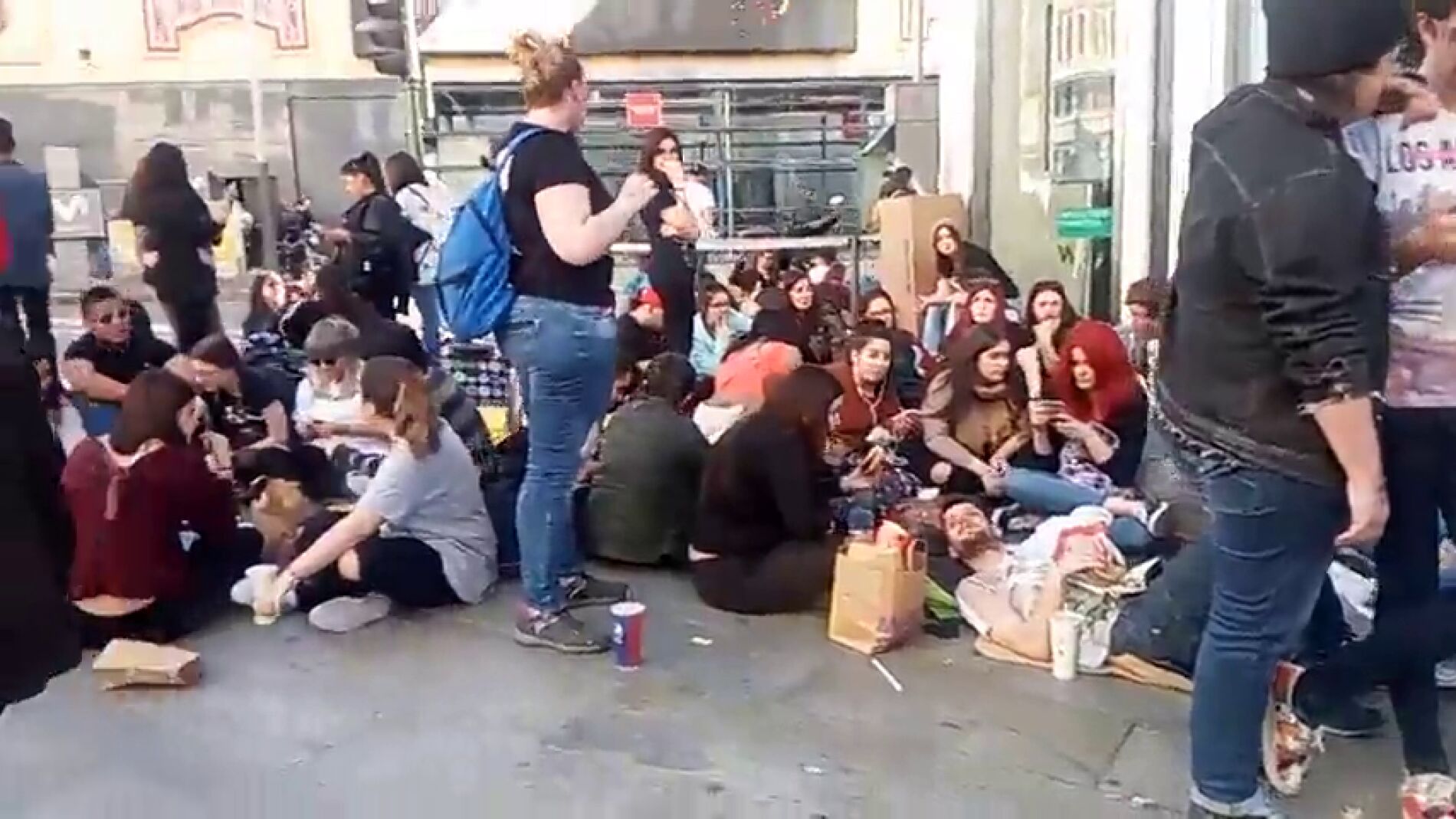 Frame 4.755566 de: Los fans de 'The Walking Dead' esperan a los actores de la serie en la Gran Vía