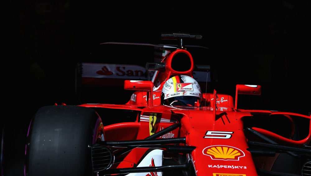 Vettel sale del box de Ferrari durante los test en Montmeló