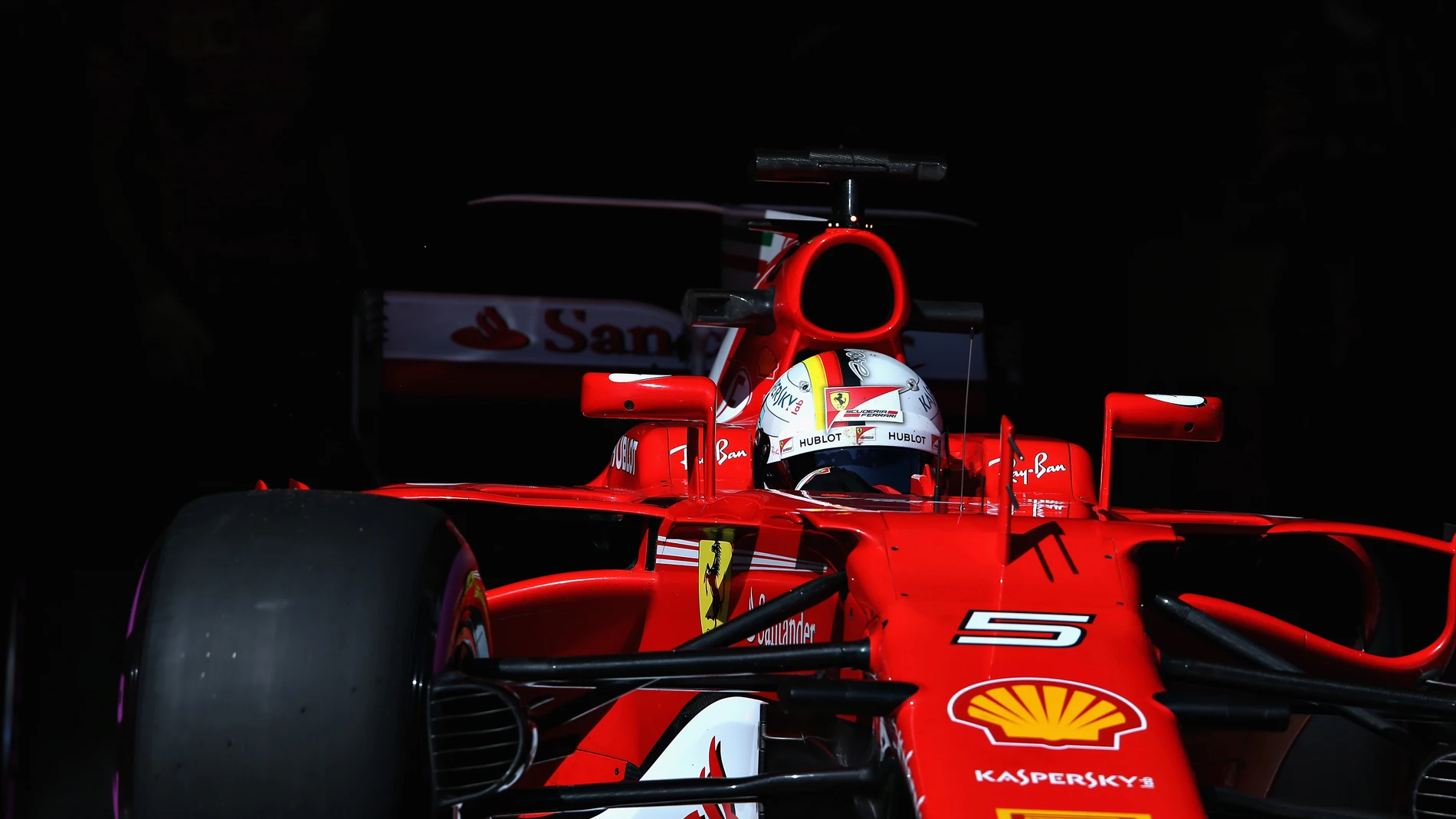 Vettel sale del box de Ferrari durante los test en Montmeló