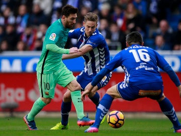 Leo Messi intenta zafarse de la defensa del Alavés