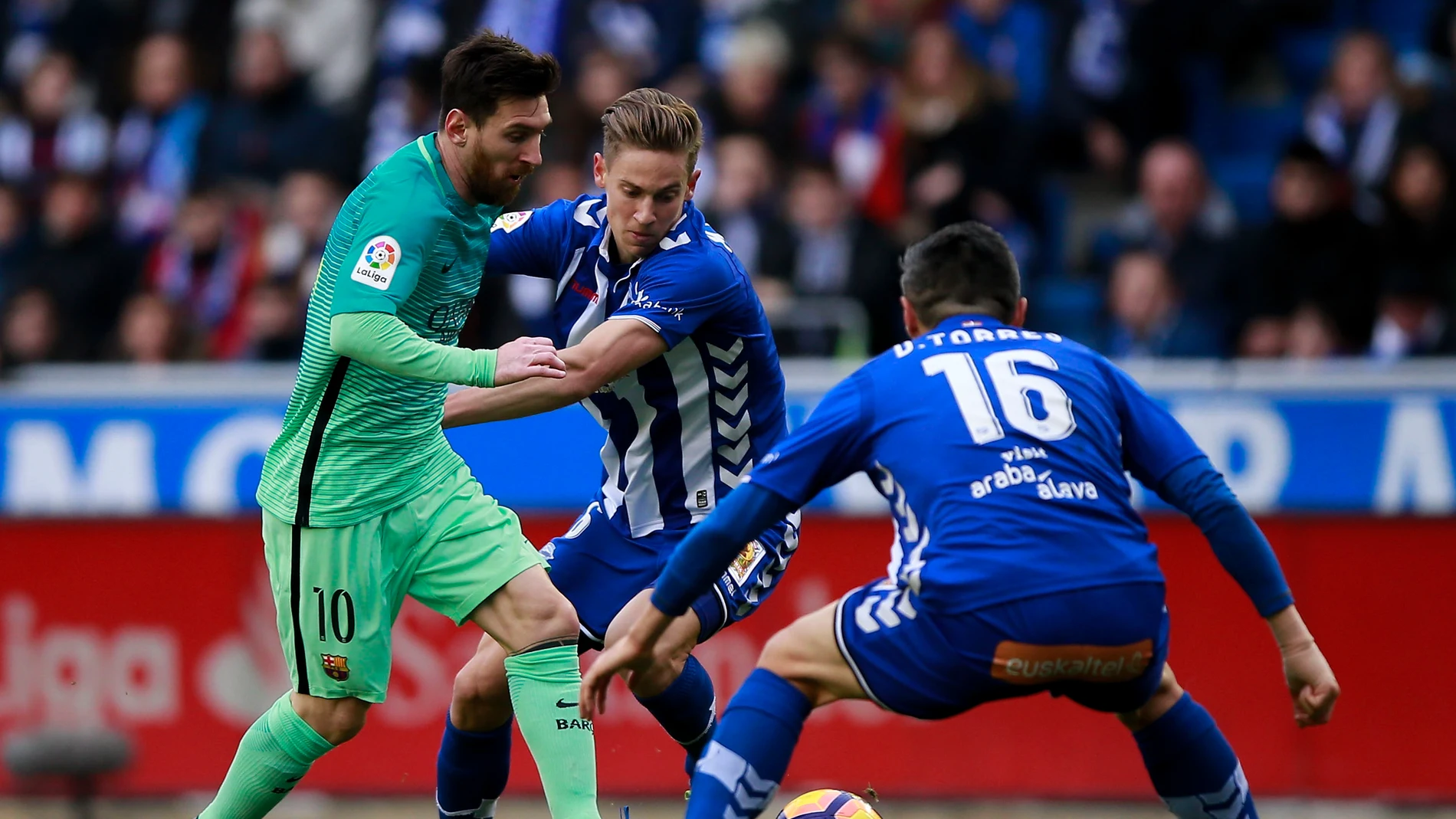 Leo Messi intenta zafarse de la defensa del Alavés Leo Messi intenta zafarse de la defensa del Alavés