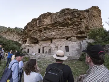 Miembros del Consejo Nacional de Patrimonio Histórico durante la visita al principal enclave de Risco Caído Miembros del Consejo Nacional de Patrimonio Histórico durante la visita al principal enclave de Risco Caído
