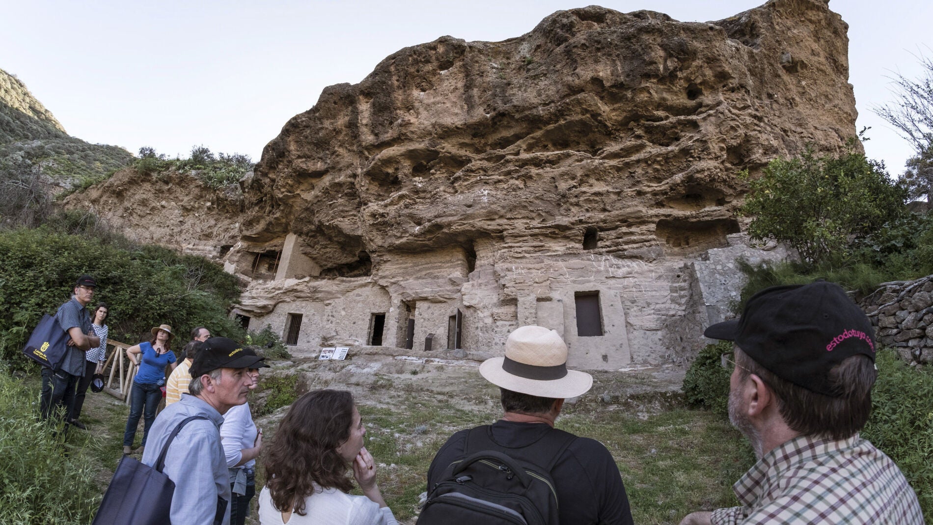 Miembros del Consejo Nacional de Patrimonio Hist&oacute;rico durante la visita al principal enclave de Risco Ca&iacute;do