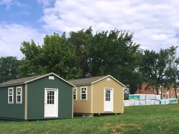 Villa de 50 casas pequeñas destinadas a los veteranos de guerra que carecen de un hogar Villa de 50 casas pequeñas destinadas a los veteranos de guerra que carecen de un hogar