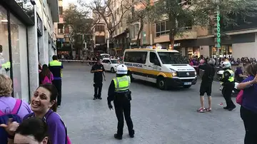 12 heridos tras precipitarse un cristal desde doce pisos 12 heridos tras precipitarse un cristal desde doce pisos