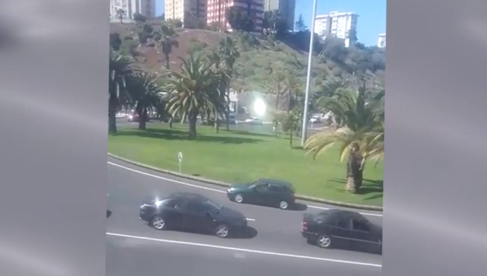 Frame 8.173842 de: Un conductor circula en sentido contrario en una rotonda de Las Palmas de Gran Canaria