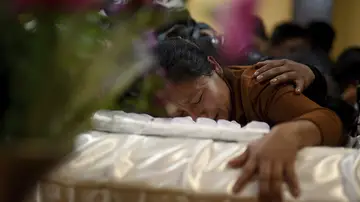 LLora sobre el féretro de su hija LLora sobre el féretro de su hija