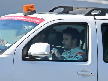 Fernando Alonso, en una de los coches de los encargados de pista en Montmeló