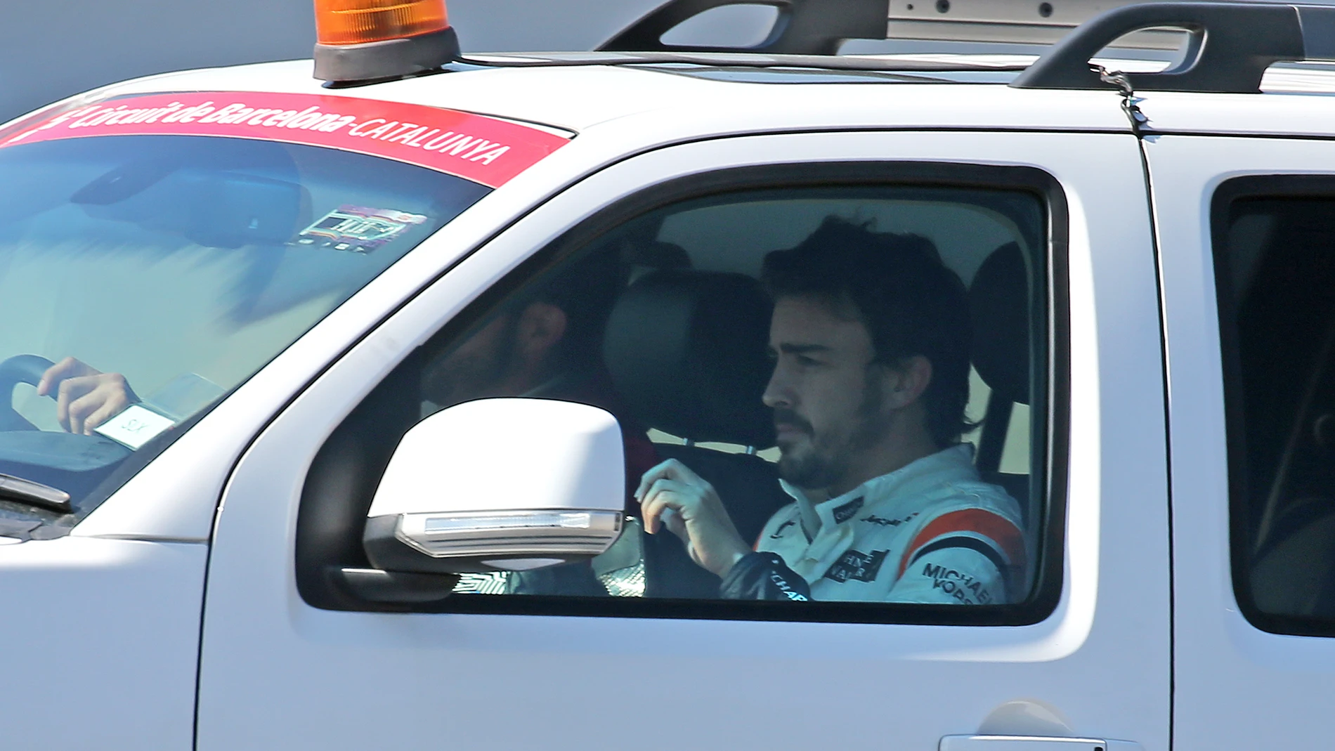 Fernando Alonso, en una de los coches de los encargados de pista en Montmeló
