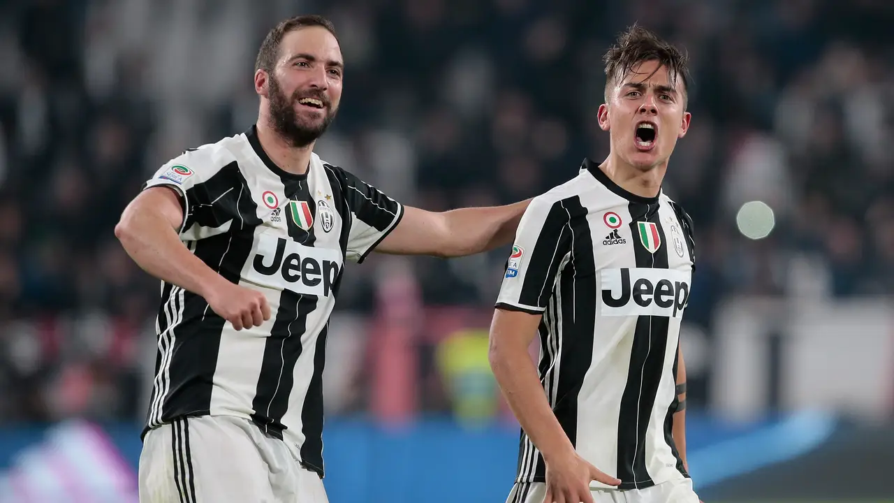 Dybala e Higuaín celebran el 2-1 ante el Milan