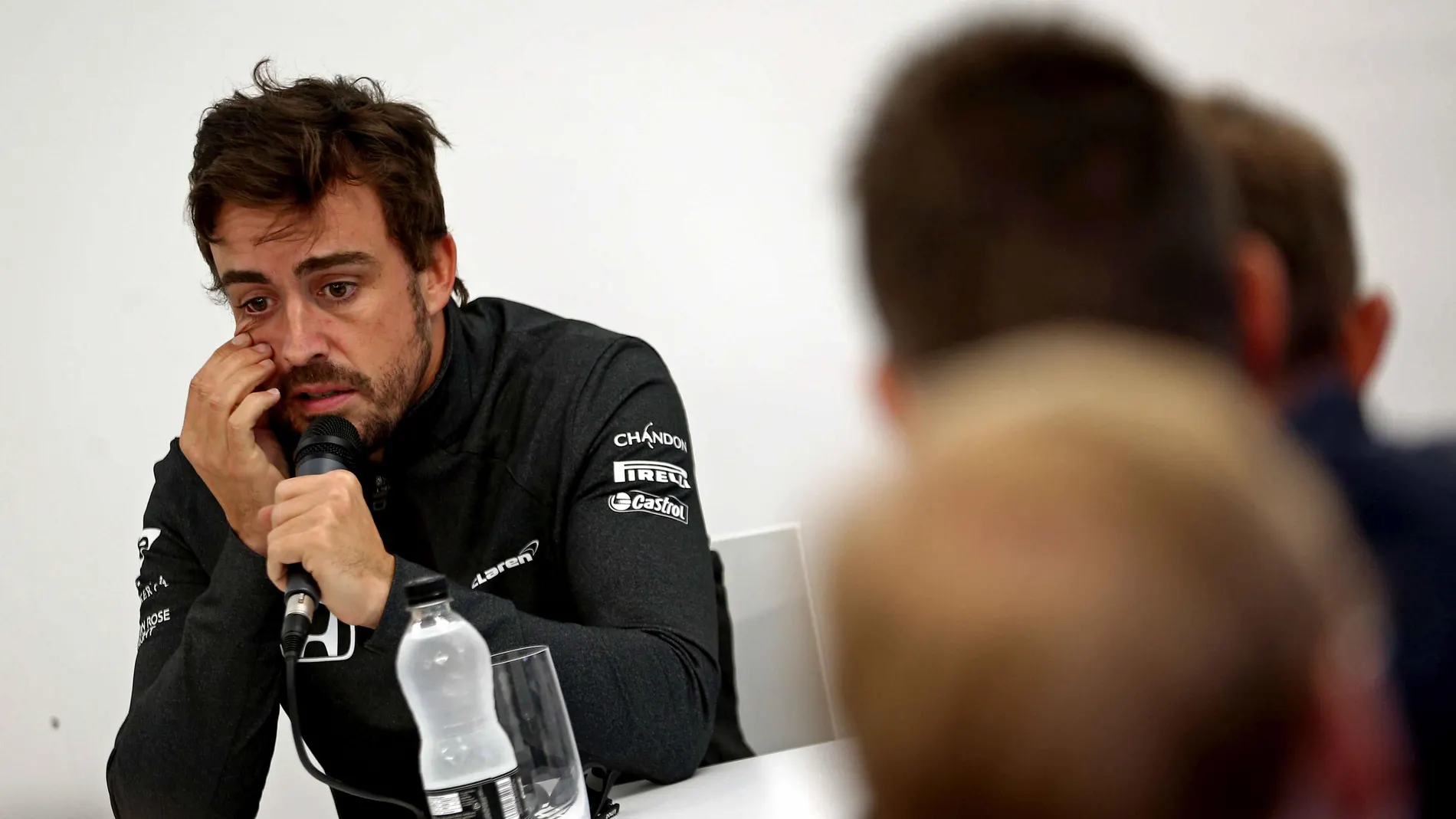 Fernando Alonso, atendiendo a los medios de comunicación