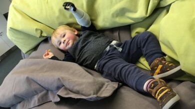 Un padre diseña e imprime una prótesis funcional para su bebé sin mano porque los médicos no se la querían dar