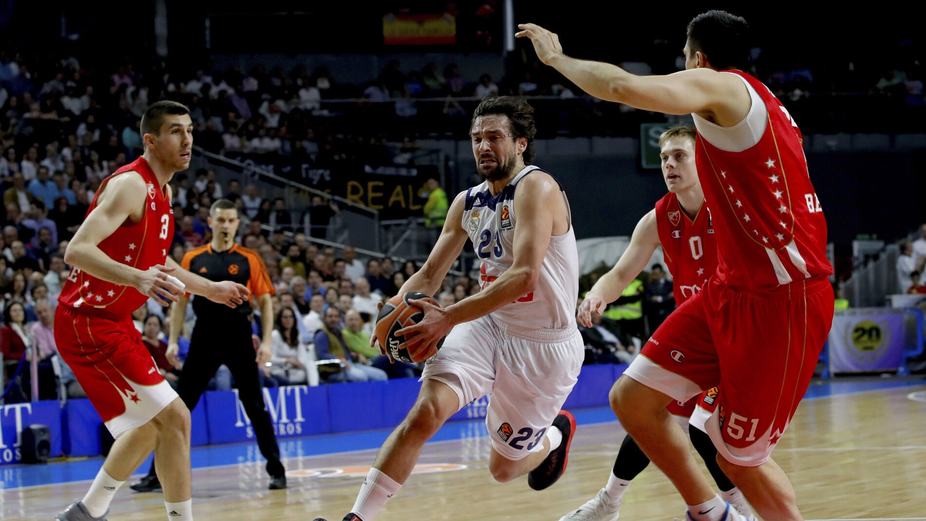 Sergio Llull penetra a canasta ante el Estrella Roja