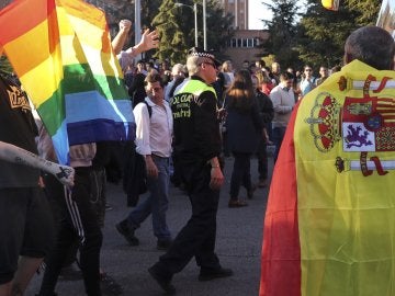Un centenar de personas, entre estudiantes y miembros de HazteOir, se enfrentan a gritos en las cercanías de la facultad de Derecho de la Universidad Complutense de Madrid