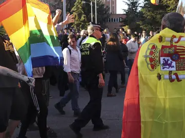 Un centenar de personas, entre estudiantes y miembros de HazteOir, se enfrentan a gritos en las cercanías de la facultad de Derecho de la Universidad Complutense de Madrid Un centenar de personas, entre estudiantes y miembros de HazteOir, se enfrentan a gritos en las cercanías de la facultad de Derecho de la Universidad Complutense de Madrid