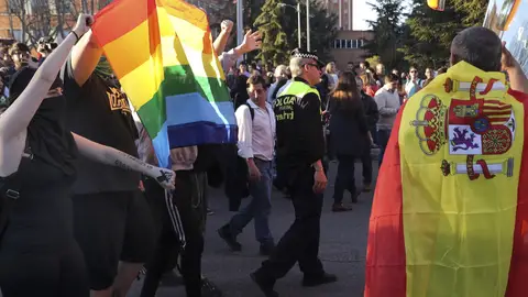 Un centenar de personas, entre estudiantes y miembros de HazteOir, se enfrentan a gritos en las cercanías de la facultad de Derecho de la Universidad Complutense de Madrid Un centenar de personas, entre estudiantes y miembros de HazteOir, se enfrentan a gritos en las cercanías de la facultad de Derecho de la Universidad Complutense de Madrid