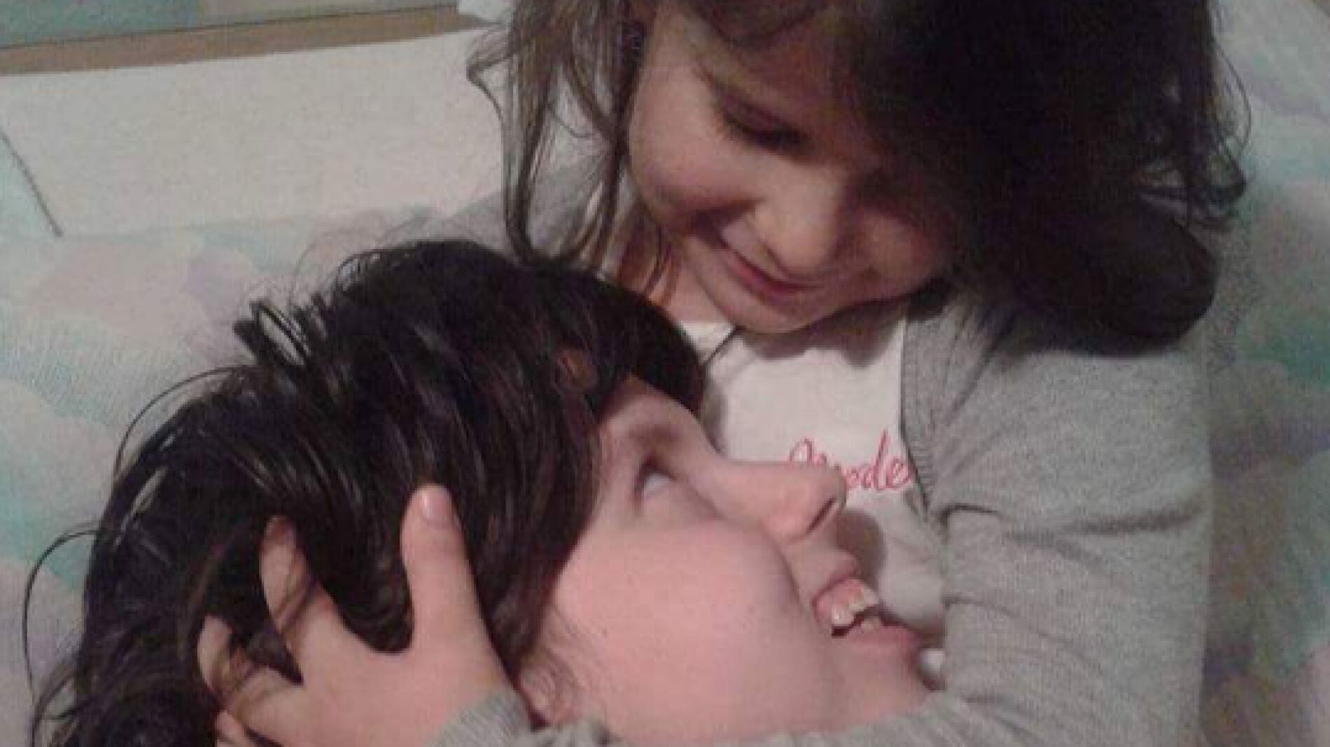 Madre e hija en el hospital