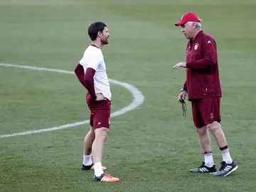 Xabi Alonso, junto a Carlo Ancelotti en un entrenamiento Xabi Alonso, junto a Carlo Ancelotti en un entrenamiento