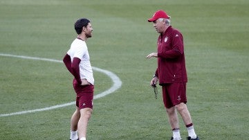 Xabi Alonso, junto a Carlo Ancelotti en un entrenamiento