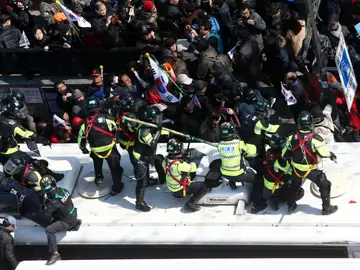 Miles de surcoreanos se enfrentan con la policía tras el juicio político de la presidenta surcoreana Miles de surcoreanos se enfrentan con la policía tras el juicio político de la presidenta surcoreana
