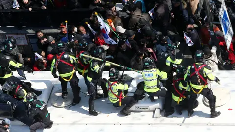 Miles de surcoreanos se enfrentan con la policía tras el juicio político de la presidenta surcoreana Miles de surcoreanos se enfrentan con la policía tras el juicio político de la presidenta surcoreana