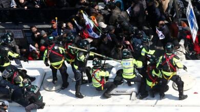 Al menos dos muertos en las protestas en Corea del Sur contra la destitución de la presidenta Park