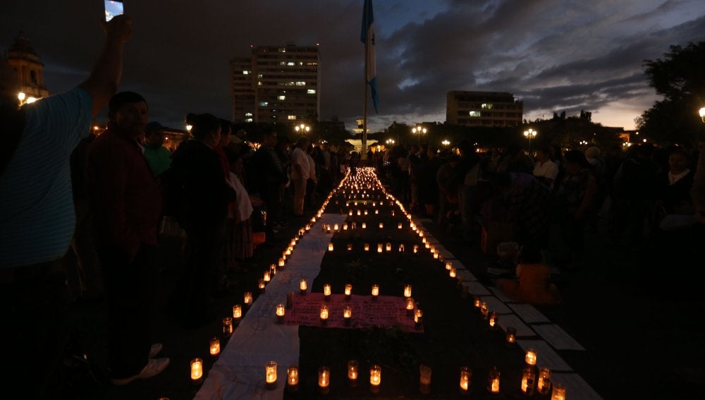 Cientos de guatemaltecos protestan contra el Gobierno por la muerte de las niñas