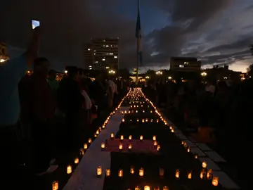 Cientos de guatemaltecos protestan contra el Gobierno por la muerte de las niñas Cientos de guatemaltecos protestan contra el Gobierno por la muerte de las niñas