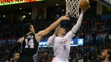 Russell Westbrook hace una bandeja ante la defensa de Green