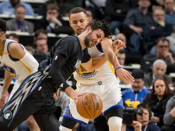 Ricky Rubio intenta irse de Stephen Curry Ricky Rubio intenta irse de Stephen Curry