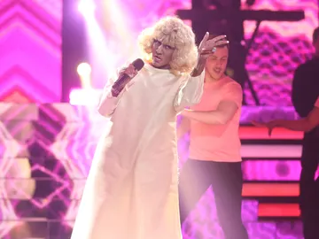 Cristina Tarragó inunda el plató de espíritu festivo con ‘La vida es un carnaval’ como Celia Cruz Cristina Tarragó inunda el plató de espíritu festivo con ‘La vida es un carnaval’ como Celia Cruz