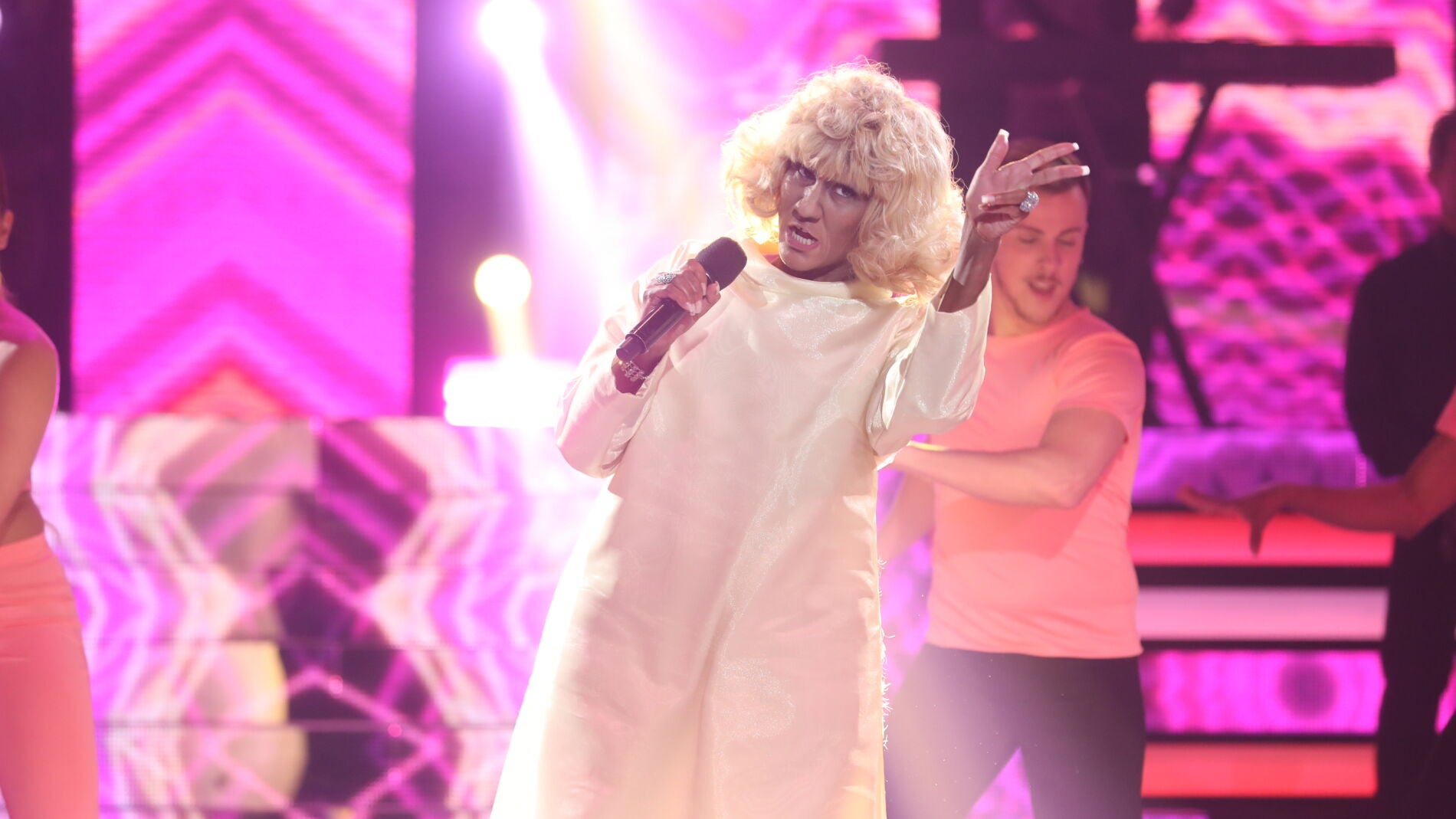 Cristina Tarrag&oacute; inunda el plat&oacute; de esp&iacute;ritu festivo con &lsquo;La vida es un carnaval&rsquo; como Celia Cruz