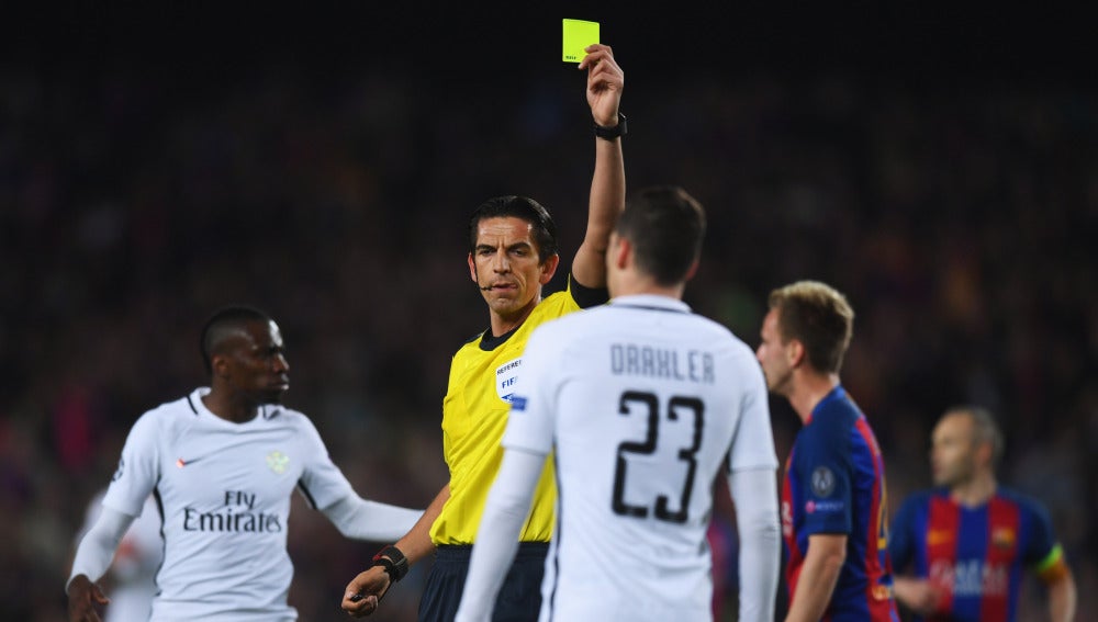 Aytekin, mostrando una cartulina amarilla durante el Barça-PSG de Champions