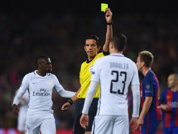 Aytekin, mostrando una cartulina amarilla durante el Barça-PSG de Champions