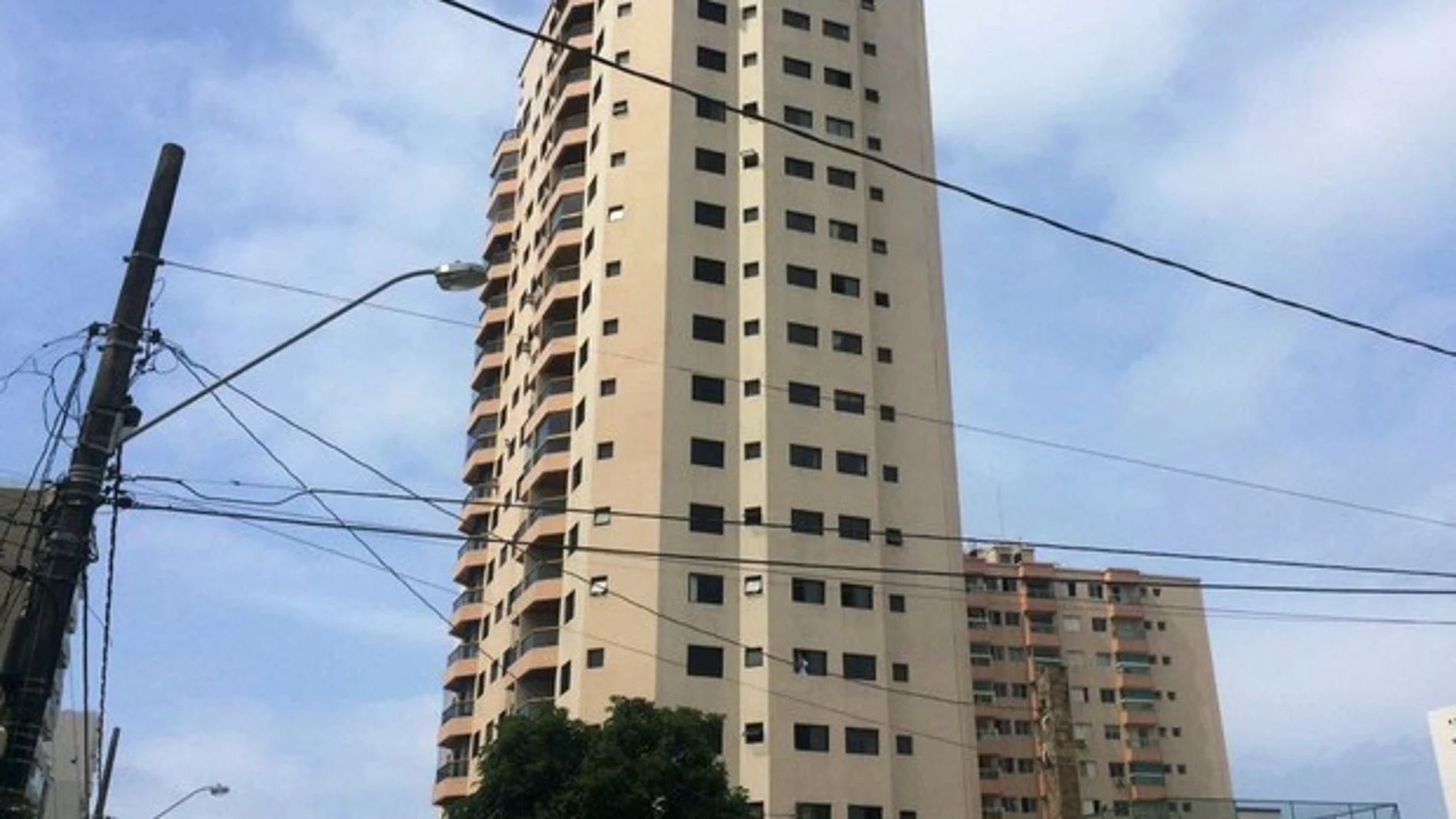 Niño cae de un décimo sexto piso Niño cae de un décimo sexto piso