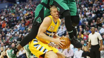 Plumlee sufre la dura defensa de los Boston Celtics Plumlee sufre la dura defensa de los Boston Celtics