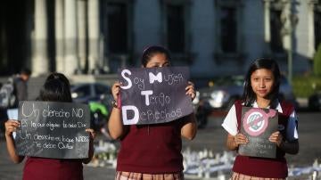 Estudiantes de Guatemala claman por Justicia para las 37 niñas muertas